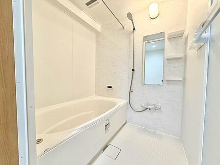 【お風呂新調!浴室乾燥機付!】ゆったりとくつろげる綺麗な浴室ですよ!時間短縮でシャワーだけの方も多いですが、一日の疲れを癒すため湯船に浸かれば心身ともにリラックスできますね♪