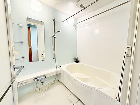 【浴室暖房乾燥機付】ゆったりとくつろげる綺麗な浴室ですよ!時間短縮でシャワーだけの方も多いですが、一日の疲れを癒すため湯船に浸かれば心身ともにリラックスできますね♪