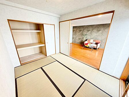 ☆和室ございます☆一息つく時の癒しの空間や客間にも使えますね!リビングに隣接しているので、お子様のお昼寝スペースにもいいですね!