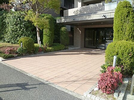 クロス張り替えますよ！綺麗な壁紙で部屋が明るく見えて気持ちも明るくなりますね♪
