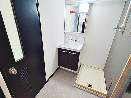 【三面鏡のシャワー付き洗面台新調】小物の収納力が高い三面鏡の洗面台です!シャワー付きなので、朝の身支度の忙しい時間に重宝しますね♪