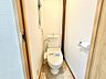トイレ：トイレ内に窓があるので、換気しやすく匂いもこもりませんね！