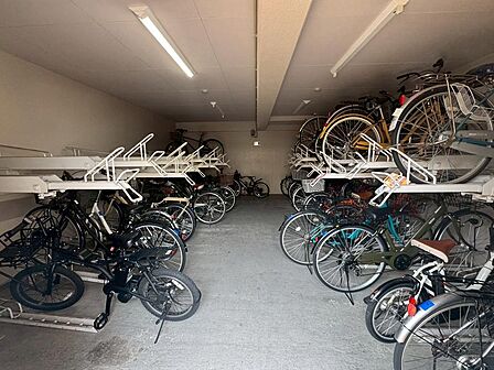 駐輪場に屋根があるので、雨の日に自転車が濡れにくく嬉しいですね!