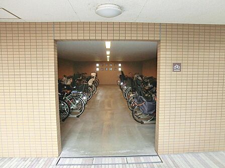 駐輪場雨風に強く防犯面も高い敷地内屋内エリアです。