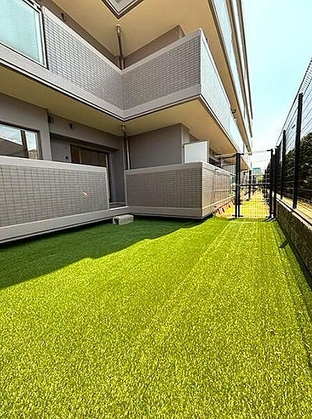 専用庭ありますよ！夏にはビニールプールで遊んだりワンちゃんの遊び場所にも♪
