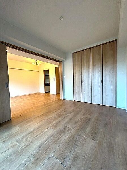 クロス貼替え、フロアタイル貼り！綺麗な壁紙や床で部屋が明るく見えて気持ちも明るくなりますね♪