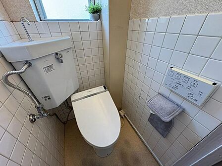窓があり、明るく、臭いがこもりませんので、来客用トイレとして清潔に保てます！