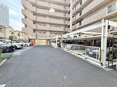 敷地内駐車場空きありますよ(月額12000円〜16000円)!愛車の置き場所に困りませんね♪