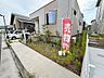 エントランス：駐車場は３台可能です。駅から遠いですが自然の多い環境でテレワーク在宅ワークにも最適です。