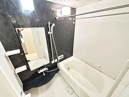 ゆったりとくつろげる綺麗な浴室ですよ!時間短縮でシャワーだけの方も多いですが、一日の疲れを癒すため湯船に浸かれば心身ともにリラックスできますね♪