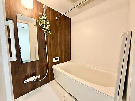 【浴室新調】ゆったりとくつろげる綺麗な浴室ですよ!浴室に窓が付いているので、換気ができて湿気やカビ防止になりますよ!