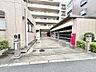 エントランス：現地見学当日から承っております♪現地周辺の環境や、駅までの道のりなど周辺環境も合わせてご確認いただき、ぜひご検討ください！