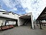 周辺：南海高野線「金剛」駅までバス乗車１０分、バス停「狭山西小学校前」まで徒歩７分