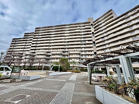ＬＤＫ約１６．２帖！大きな窓のあるリビングは、陽光あふれる明るい空間です！居心地良く、ご家族皆がゆったり寛げる憩いの空間となりそうです♪
