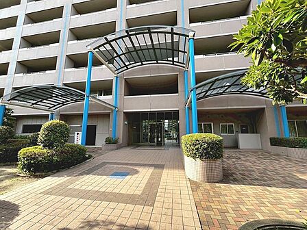 大きな窓のあるリビングは、陽光あふれる明るい空間です。居心地良く、ご家族皆がゆったり寛げる憩いの空間となりそうです♪