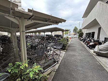 【駐輪場】屋根ございますので、雨で自転車が濡れないのは、嬉しいポイントですね!
