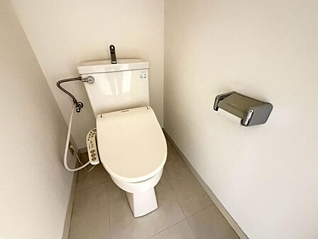 温水洗浄便座ですので、寒い日も温かい便座で安心して使用していただけますよ！