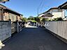 外観：前面道路は見通しがよく、住宅街らしい落ち着いた街並み♪車の出入りもしやすそうで、毎日の通勤や買い物など暮らしやすさを感じられる立地です！周辺も落ち着いた印象です♪安心感があります♪