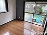 室内：■洋室│掃き出し窓から明るい光が差し込むお部屋は、お庭の緑も身近に感じられる開放的な空間！窓の外に広がるスペースではガーデニングやちょっとした外遊びも楽しめます♪