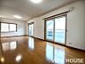 室内：■2階12帖洋室｜2階に位置する12帖の広大な洋室です！南向きの大きなテラス窓から気持ちの良い光が差し込み、お部屋全体を明るく開放的に包み込みます♪