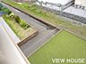 その他：■バルコニーから見下ろすお庭には、綺麗な人工芝が敷き詰められています！青々とした緑が目に優しく、広々としたスペースが確保されています♪