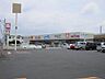 周辺：ウエルシア伊勢崎市場店 1824m営業時間：9：00〜0：00　24時まで営業しているので急な買物にも対応できます♪食料品、冷凍食品、生活用品や薬、メイク用品など品揃え充実!!