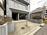 エントランス：西側には駐車場・駐輪場がございます。