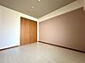 寝室：約6帖の南西側の洋室です。クロスとフローリングの貼替えを行っております。