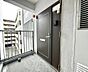 玄関：南西角部屋になります。