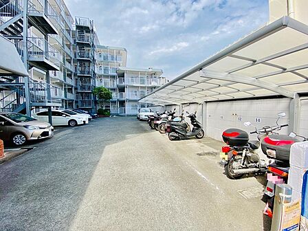 バイク置き場、平面駐車場を完備しています。