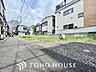 周辺：自然と調和し緑と語り合い、そんな環境に恵まれ家族は1歩ずつ前進する。だんらんリビングで今日も家族の明日への誓い。