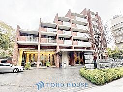 ◆居心地のいい暮らし◆には欠かせない眩い採光。ゆったりとした幅の窓からこの空間に降り注ぐ採光が絶えない。明るいリビングこそ居心地のいい暮らしが待っているのだと思う。