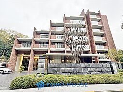 ◆木漏れ日◆の様な採光が優しく足元を照らし、心地いい暮らしの道しるべを写し出す。この空間で過ごす家族との語らいの時間がとても素敵で幸せを感じるかもしれない。