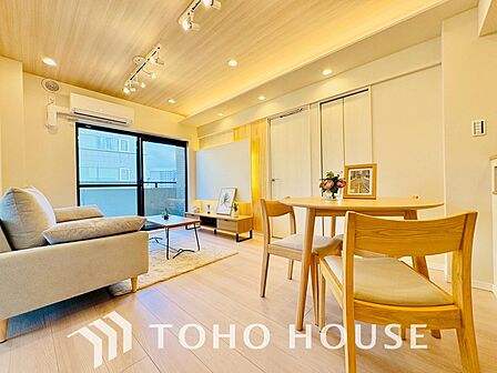 忙しい朝でも、しっかり家族が揃って食事をして頂けるゆとりある大きさのダイニングスペース。リビングと和室の続き間は急な来客時になど使い勝手が良いです。実際の空間を体感してみて下さい!