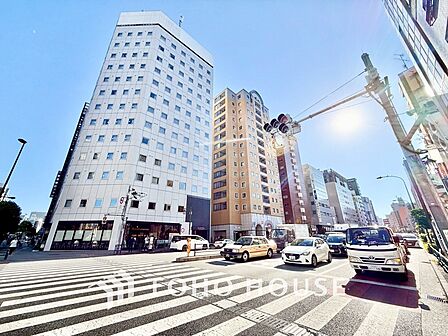 ◆キッチン◆美しく使いやすいキッチンは油汚れが簡単に拭き取れる素材で加工されており、浄水器シャワーから流す水の音を軽減する静かなシンクを採用。見えないところにさり気ない配慮が嬉しいですね