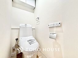 ◆トイレ◆トイレも全て新品に交換されており、清々しく新生活を始めることができます。白基調の清潔感のある空間に生まれ変わりました。
