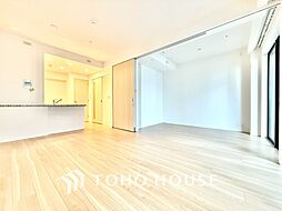 ◆木漏れ日◆の様な採光が優しく足元を照らし、心地いい暮らしの道しるべを写し出す。この空間で過ごす家族との語らいの時間がとても素敵で幸せを感じるかもしれない。