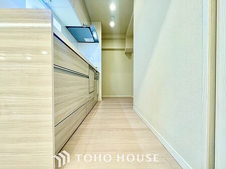 【KITCHEN】◆開放的◆後片付けが楽なシステムキッチン。収納スペースの充実!