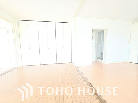 白を基調とした、清潔感あふれる明るい室内です。フローリングは温かみのある木目調で、家具を選びません。大きな窓から光がたっぷりと入り、開放的な空間です。