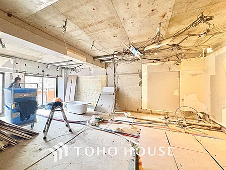 大きなリビングは、高級感漂う設えとゆとりある広さで安心をもたらす特別な場所。暮らしの中心にふさわしい空間です。