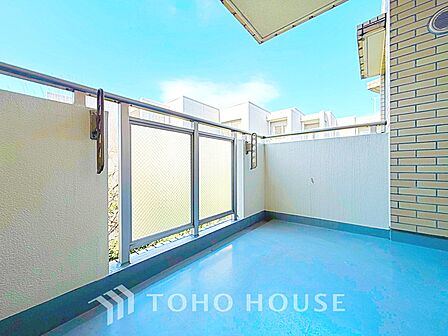 ◆窓を開けると◆冷涼な風、そよぐリビング。だんらんの場所はここから始まり、ここで終わる。家族の笑顔が集う素敵な場所だから、こだわり抜いた思いが詰まっているのだと思う。