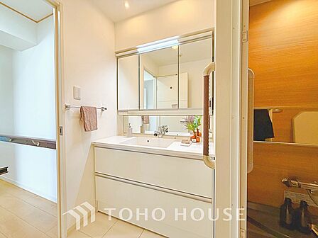 【By the window】◆窓辺◆窓を開けベランダに出ると当所なく広がる街と空のスクリーン。風が凪ぎ一時停止する目の前の画面