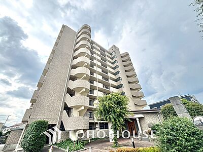 外観：漂う上質な空気感、マンションに入れば「おかえりなさい」と笑顔で迎えてくれるエントランス。最良の心配りを感じるマンションでした。