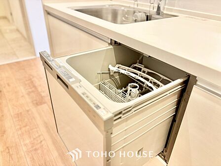 ◆キッチン◆美味しい料理を作りたくなるような気持にさせてくれる、腕を振るえる自慢のスペース。見上げると柔らかなダウンライトが包み込み、彩りを添えます。艶と光沢のある居心地の良いわが家のキッチン。