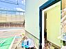 外観：◆サンサンと◆差し込む太陽の光がこのリビングに笑いをもたらす。ソファの上のクッションがポカポカした暖気にぬくぬくと微睡んでいる。