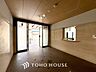 エントランス：【ENTRANCE】◆家族◆家で家族と過ごす時間は限られている。帰りを待つ家族の元へと急ぐときの弾む思い。そんな思いを引き立てる邸宅。