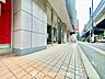 外観：【ENTRANCE】◆家族◆家で家族と過ごす時間は限られている。帰りを待つ家族の元へと急ぐときの弾む思い。そんな思いを引き立てる邸宅。
