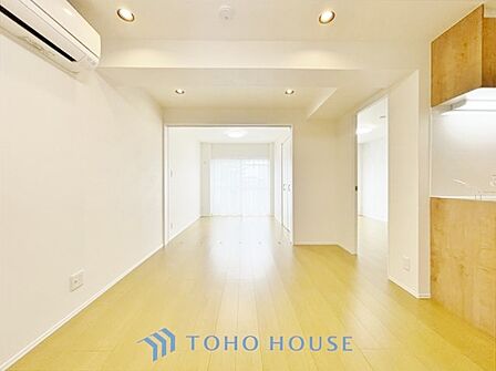 ◆木漏れ日◆の様な採光が優しく足元を照らし、心地いい暮らしの道しるべを写し出す。この空間で過ごす家族との語らいの時間がとても素敵で幸せを感じるかもしれない。