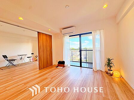 叶えたかったのは落ち着きのあるナチュラルな風合い、そして開放感があるリビング。優雅な気分に浸れる幸せな時間を家族が自然と集まりたくなるこの空間で。