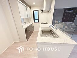 【KITCHEN】◆ワクワク◆開放的で機能性も高いシステムキッチン。お子様は毎日のご飯にワクワク！